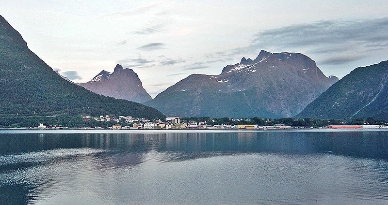 Fil:Aandalsnes2-Rauma-Norway.jpg