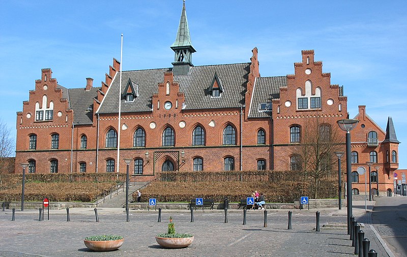 Fil:Hillerød Politistation - Det Gamle Rådhus.jpg
