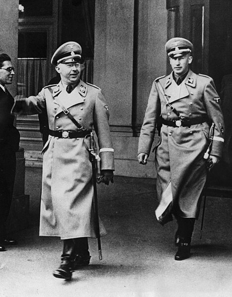 Fil:HimmlerAndHeydrich 1938.jpeg