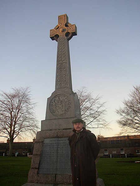 Fil:Monumentet och baronen.jpg