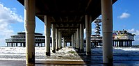 Pir vid stranden i Scheveningen i Nederländerna.