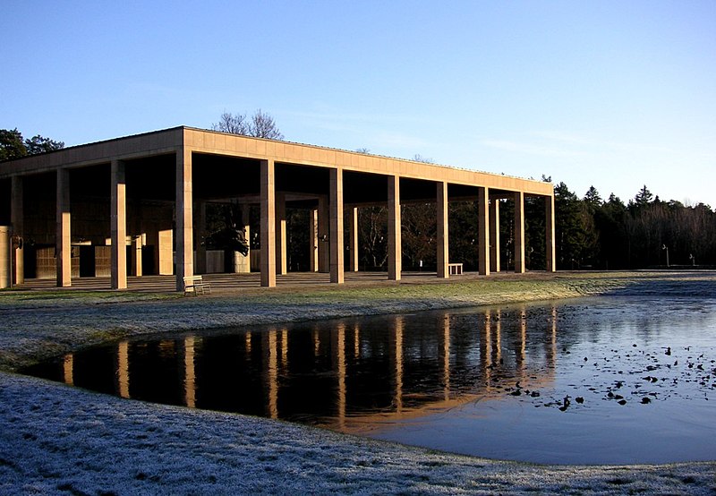 Fil:Skogskyrk Monumenthallen 2006.jpg