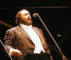 Luciano Pavarotti vid ett uppträdande på Stade Vélodrome i Marseille den 15 juni 2002