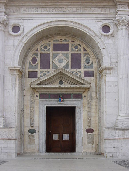 Fil:Rimini - Tempio malatestiano - Ingresso - Foto Giovanni Dall'Orto, aprile 2004.jpg