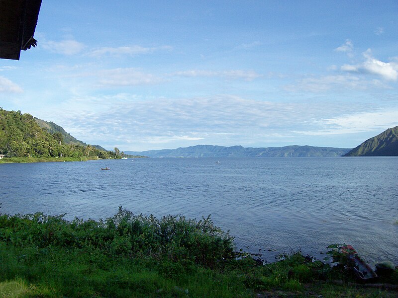 Fil:Lake Toba from Samosir.JPG