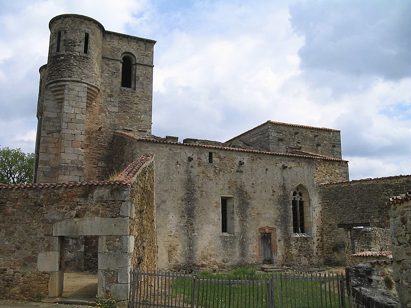 Fil:Oradour-sur-Glane-Church-1275.jpg