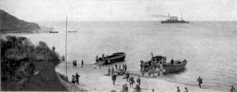 Fil:Anzac Cove and HMS Bacchante 25 April 1915.jpg