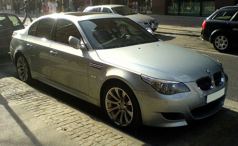 Fil:BMW M5 (E60) silver vr.jpg