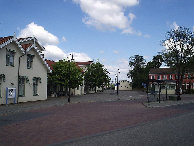 Fil:Järnvägsplatsen i Herrljunga, den 18 juni 2006.JPG