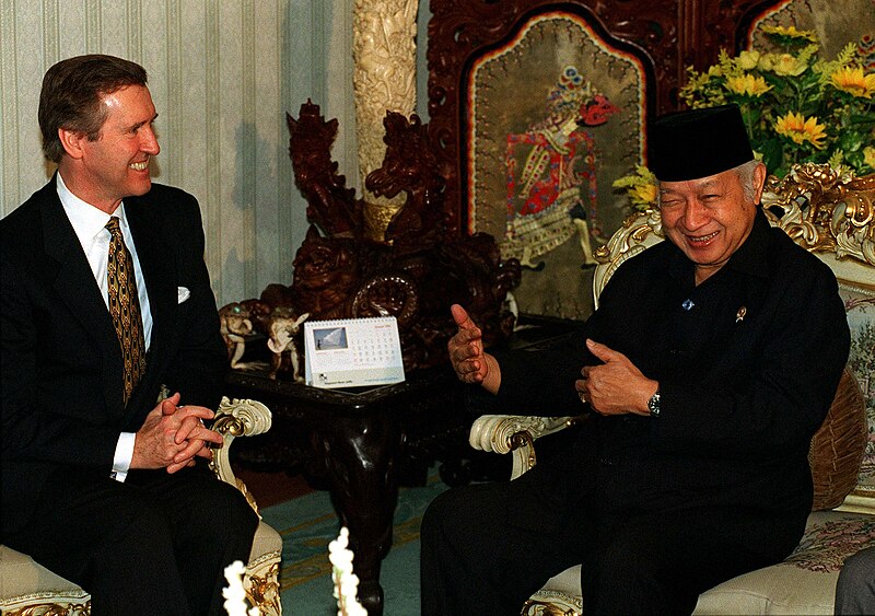 Fil:William cohen with suharto.jpg