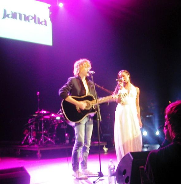 Fil:Jamelia with Johnny Borrell 2004.JPG