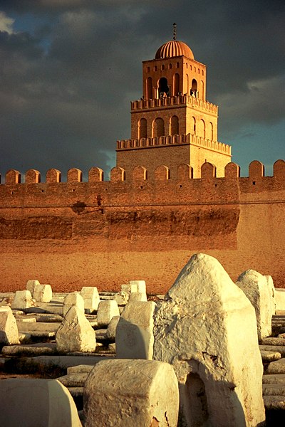 Fil:Kairouan-mosquee-cimetiere.jpg