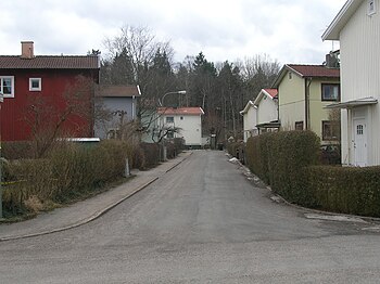Savolaxgatan, strax intill Hemskogen. Den vänstra bilden är tagen den 28 juni 1932 av SMÅAs fotograf. Till höger samma gata i mars 2009. 