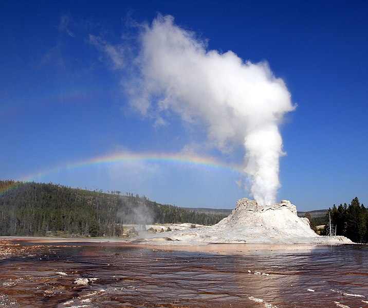 Fil:Steam Phase eruption of Castle geyser with double rainbow.jpg