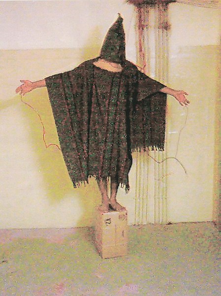 Fil:AbuGhraibAbuse-standing-on-box.jpg