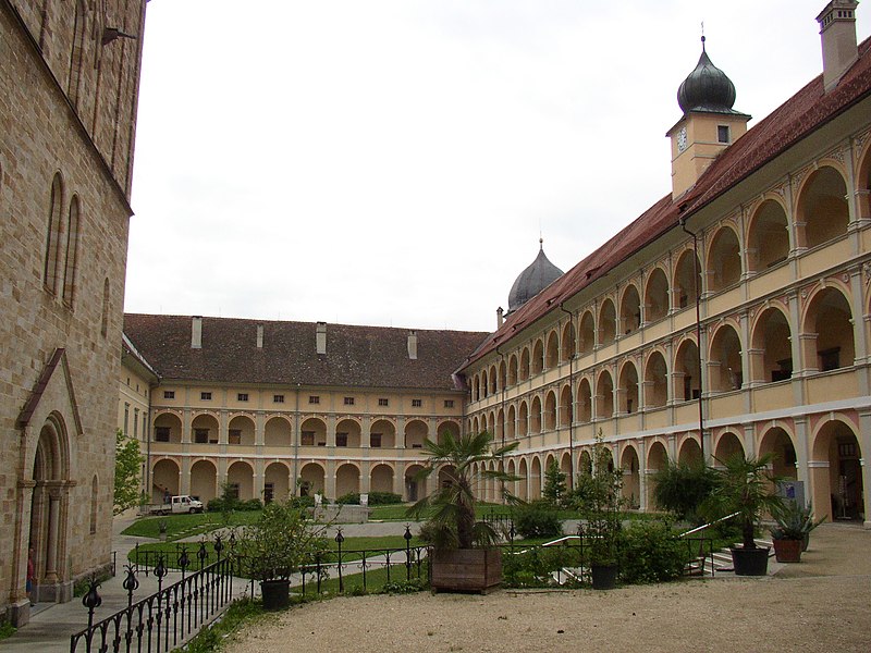 Fil:Seckau abbey yard.JPG