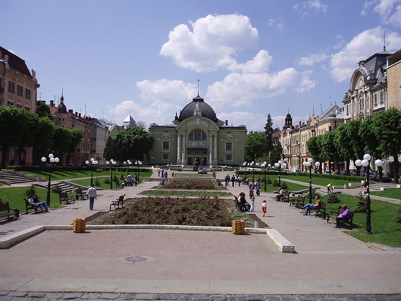 Fil:Chernovci theatre square.jpg
