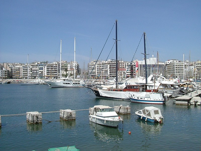 Fil:Piraeus harbor 3-2004.JPG