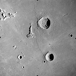 Kratern Delisle nordost om Mons Delisle och norr om kratern Diophantus, bild från Apollo 15