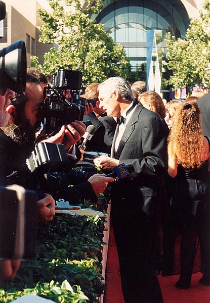 Fil:Alan Alda Emmys 1994.jpg