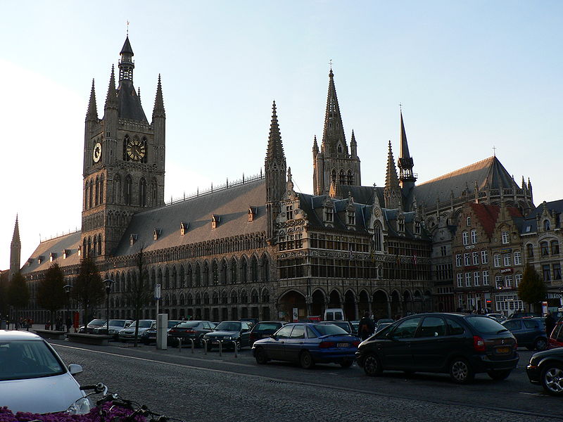 Fil:Lakenhalle Ieper.JPG