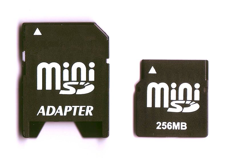 Fil:MiniSD with adapter.jpg
