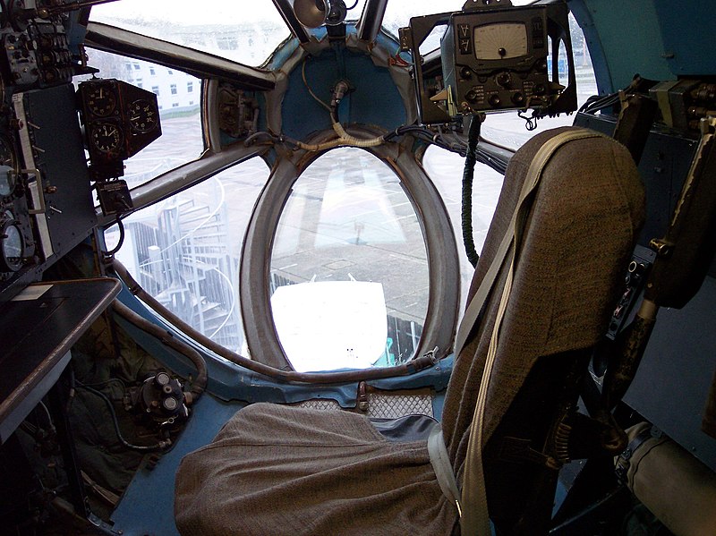 Fil:Antonow An-22 Navigator Cockpit.jpg