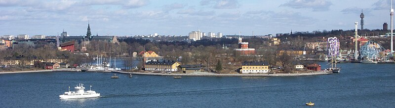 Vy från Södermalms höjder mot norr, ön Kastellholmen är mitt i bild, till vänster anslutar Skeppsholmen och till höger Gröna Lund. Foto: Holger Ellgaard