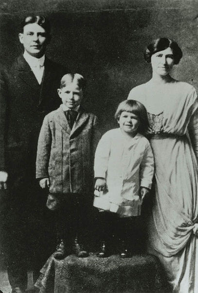 Fil:Ronald Reagan with family 1916-17.jpg