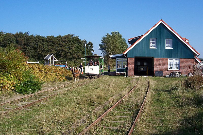 Fil:Spiekeroog-Museumspferdebahn 2.jpg