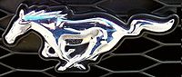 Mustangens logotyp är tydligt inspirerad av den vildhäst den lånat sitt namn från.