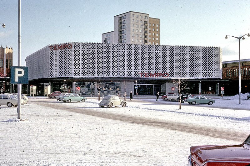 Fil:Facade in new shopping center in farsta suburb of stockholm.jpg
