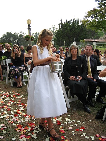 Fil:Flower girl (wedding).jpg