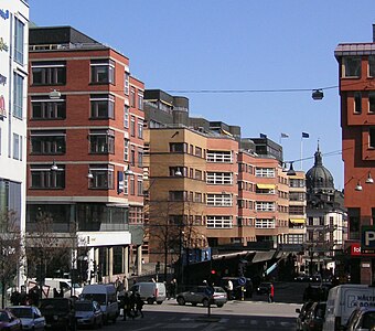 Liksom Jakogsgatan förändrades även Mäster Samuelsgatan i Norrmalmsregleringens slutskede. Bildparet visar gatan 1966 och 2008 med vy mot öst i höjd med Regeringsgatan. På norra sidan av gatan, i kvarteret Oxen Större uppstod mellan åren 1975-1978 ett stort kontorskomplex, det så kallade Salénhuset. 
