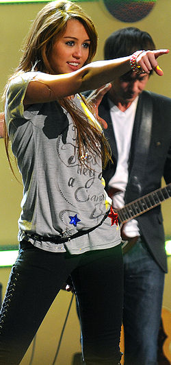 Miley Cyrus vid en konsert i januari 2009