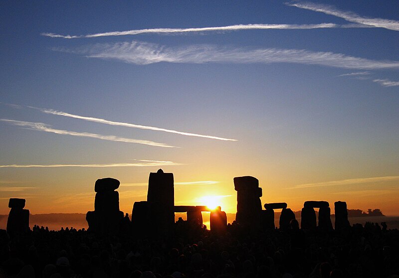 Fil:Summer Solstice Sunrise over Stonehenge 2005.jpg