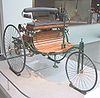 Kopia av världens första bensindrivna bil, patenterad av Karl Benz 1886.