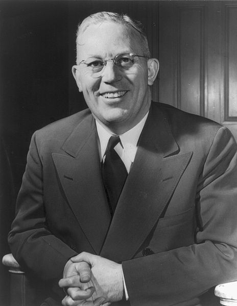 Fil:Earl Warren Portrait, half figure, seated, facing front, as Governor.jpg