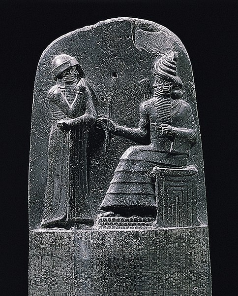 Fil:Milkau Oberer Teil der Stele mit dem Text von Hammurapis Gesetzescode 369-2.jpg