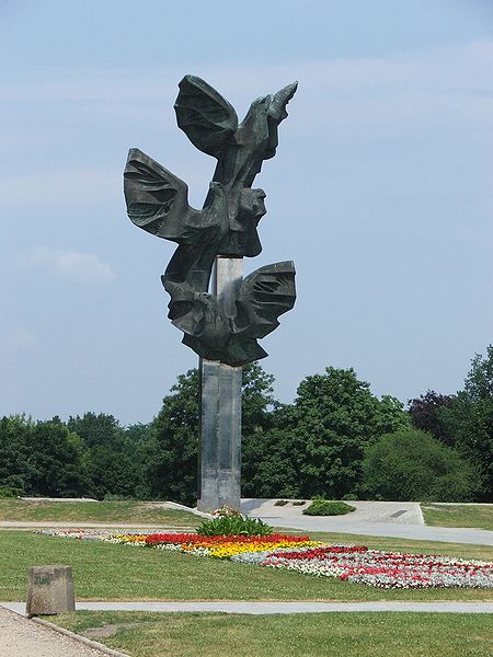 Fil:Pomnik Czynu Polakow 2 (Piotr Kuczynski).jpg
