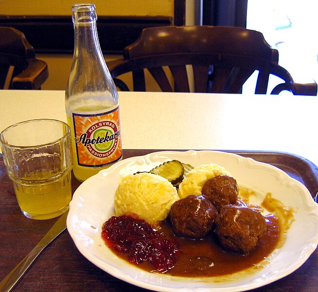 Fil:Swedish.food-Köttbullar med lingon-01.jpg