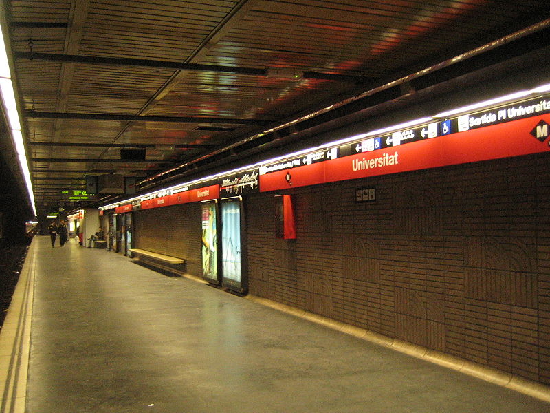 Fil:Metro Barcelona station Universitat L1.JPG