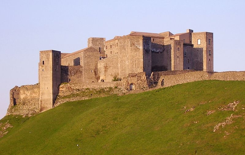 Fil:Castello di melfi1.JPG