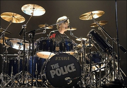Stewart Copeland live med The Police i Marseille, 2008.