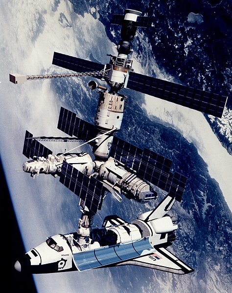Fil:Technical rendition of STS-71 docked to Mir.jpg