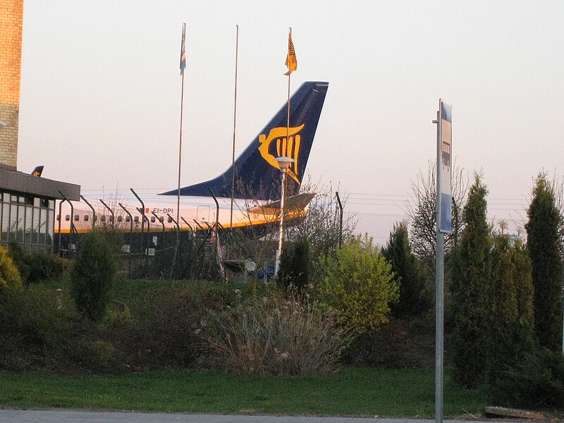 Fil:Ryanair at Kaunas Airport.JPG