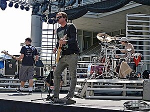 Blink 182. Från vänster till höger: Mark Hoppus, Tom DeLonge och Travis Barker vid Verizon Wireless new sidekick launch Maj den 14, 2009.