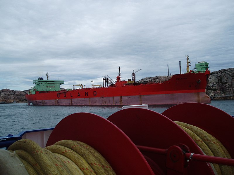 Fil:Crude Oil Carrier in Brofjorden's Crude Oil Harbour.JPG