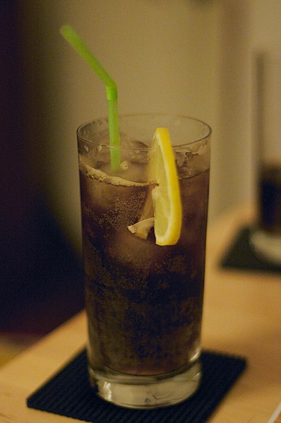 Fil:Long Island Iced Tea with Lemon and Straw.jpg