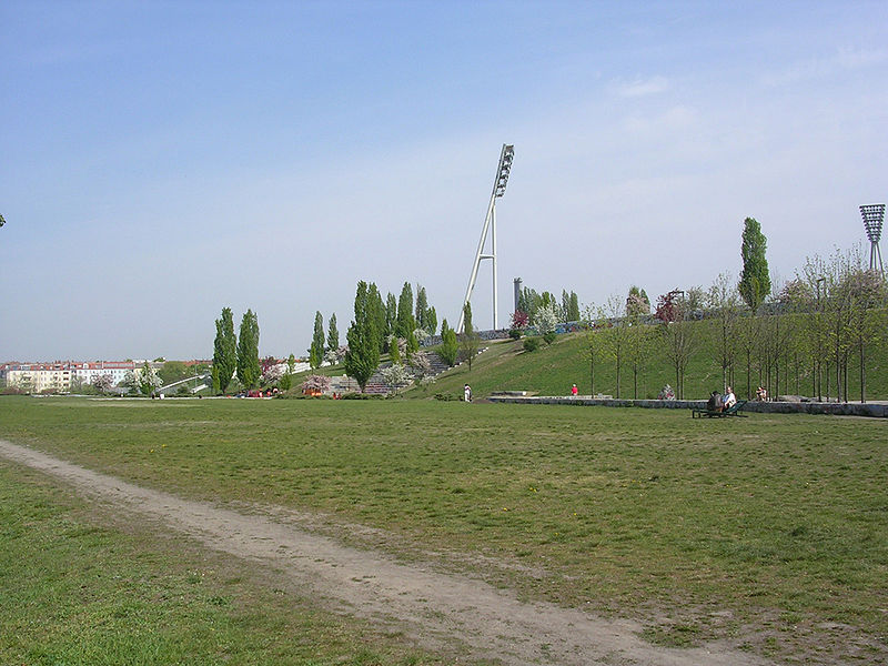 Fil:Mauerpark-Berlin-2.jpg